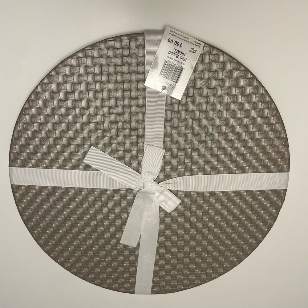 NWT Allegro Faux Leather Hard Backed Round Placemat Set/4 15” Rd - Silver